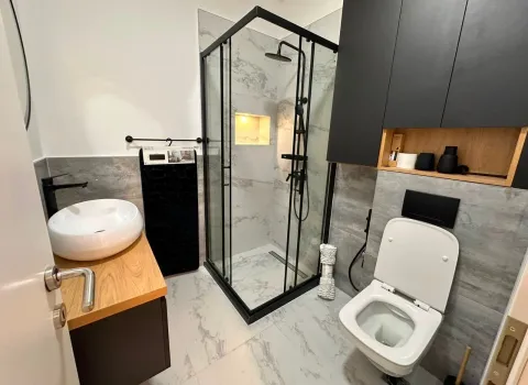 Moderne opremljeno kupatilo sa tuš kabinom i ugradnim elementima. - image 12