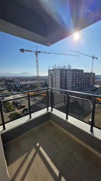 Pogled sa balkona na gradilište i okolne zgrade. - image 17