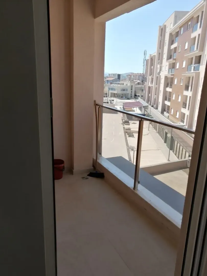 Pogled sa balkona na okolne zgrade i naselje.