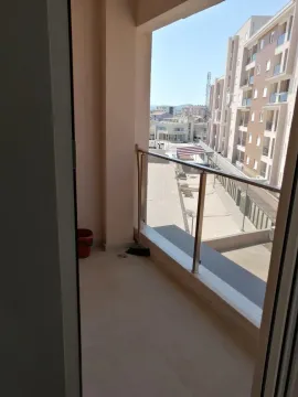 Pogled sa balkona na okolne zgrade i naselje. - image 4