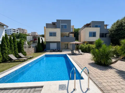 Rent, house, 250m², Utjeha, Bar - image 1