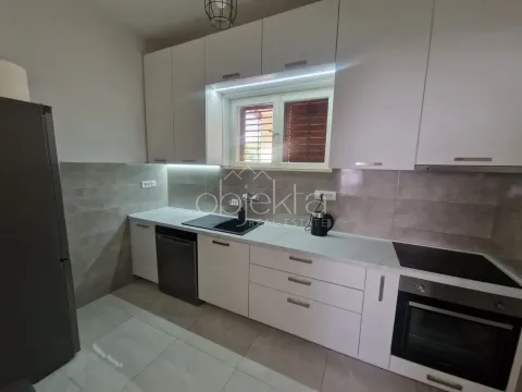 Moderna bijela kuhinja sa ugradnim aparatima i prozorom. - image 6