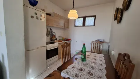 Kuhinja sa trpezarijskim stolom i osnovnim elementima. - image 9