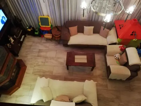 Pogled odozgo na prostranu dnevnu sobu sa garniturom, kaminom i igračkama za djecu. - image 17