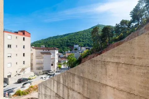 Pogled na okolno naselje, brdo i zgrade sa terase. - image 9