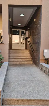 Glavni ulaz u stambenu zgradu sa stepeništem i staklenim vratima. - image 10