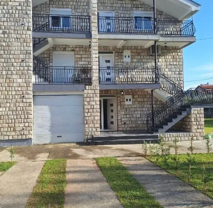 Rent, house, 360m², Zagorič, Podgorica