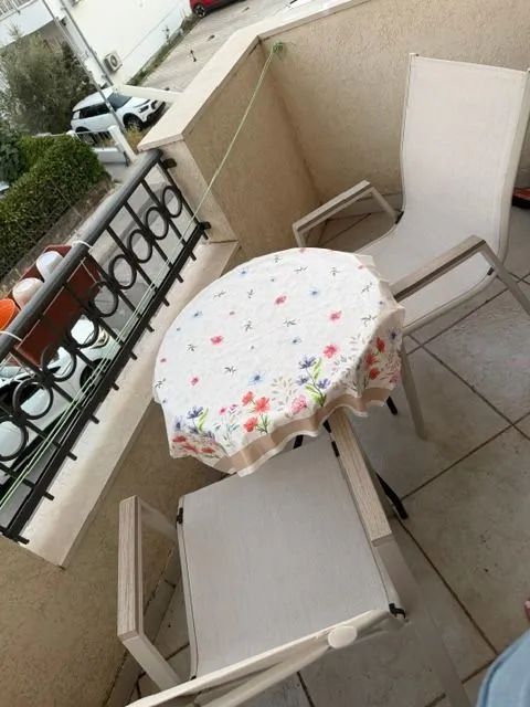 Manja terasa sa stolom i dve stolice.