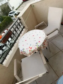 Manja terasa sa stolom i dve stolice. - image 3