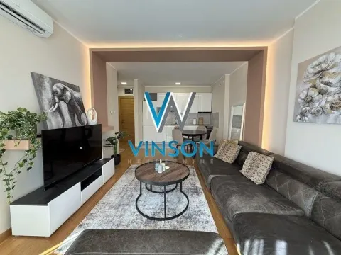 Dnevna soba sa garniturom, televizorom i pogledom na trpezariju i kuhinju. - image 11
