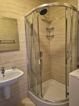 Kupatilo sa tuš kabinom, umivaonikom i ogledalom. - image 7