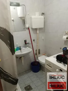Manje kupatilo sa umivaonikom, WC šoljom i veš mašinom. - image 14