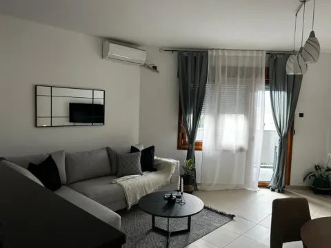 Izdavanje, jednosoban stan, 65m2, Centar, Tivat