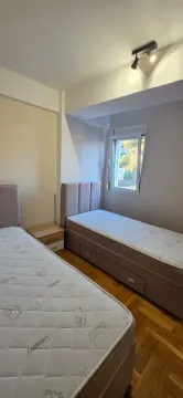 Spavaća soba sa dva singl kreveta i prozorom. - image 11