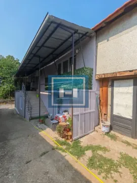 Spoljašnji izgled kuće sa stepeništem i nadstrešnicom. - image 7