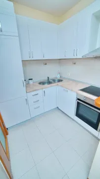 Manja bijela kuhinja sa ugrađenom rernom, pločom i sudoperom. - image 3