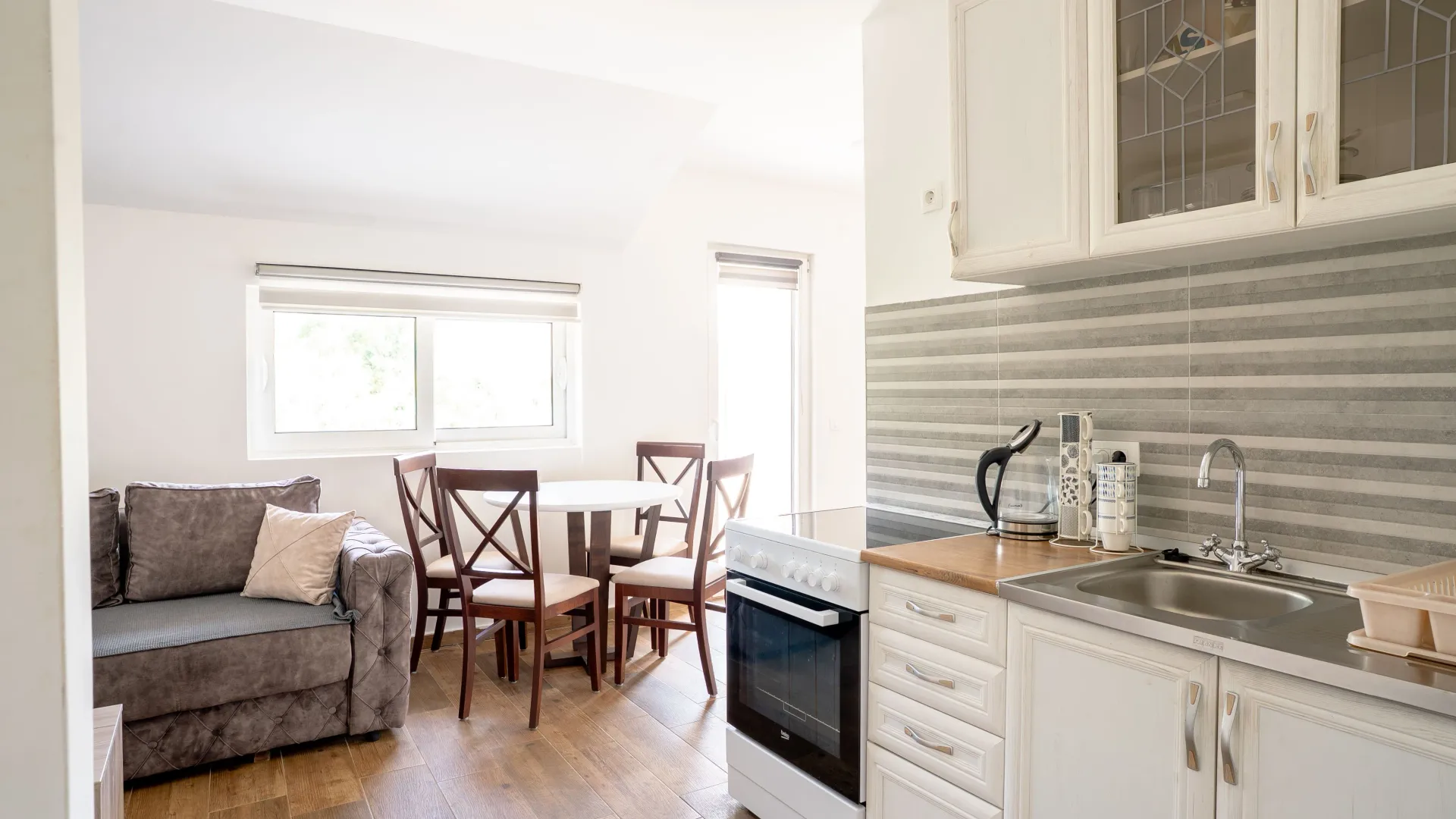 Izdavanje, jednosoban stan, 40m², Radanovići, Kotor