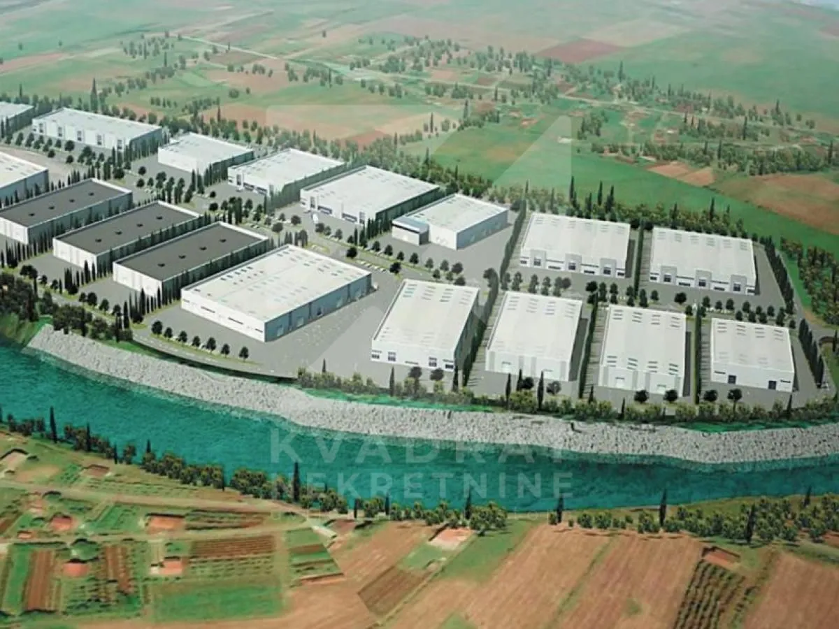 Prikaz iz vazduha poslovne zone sa više industrijskih hala.