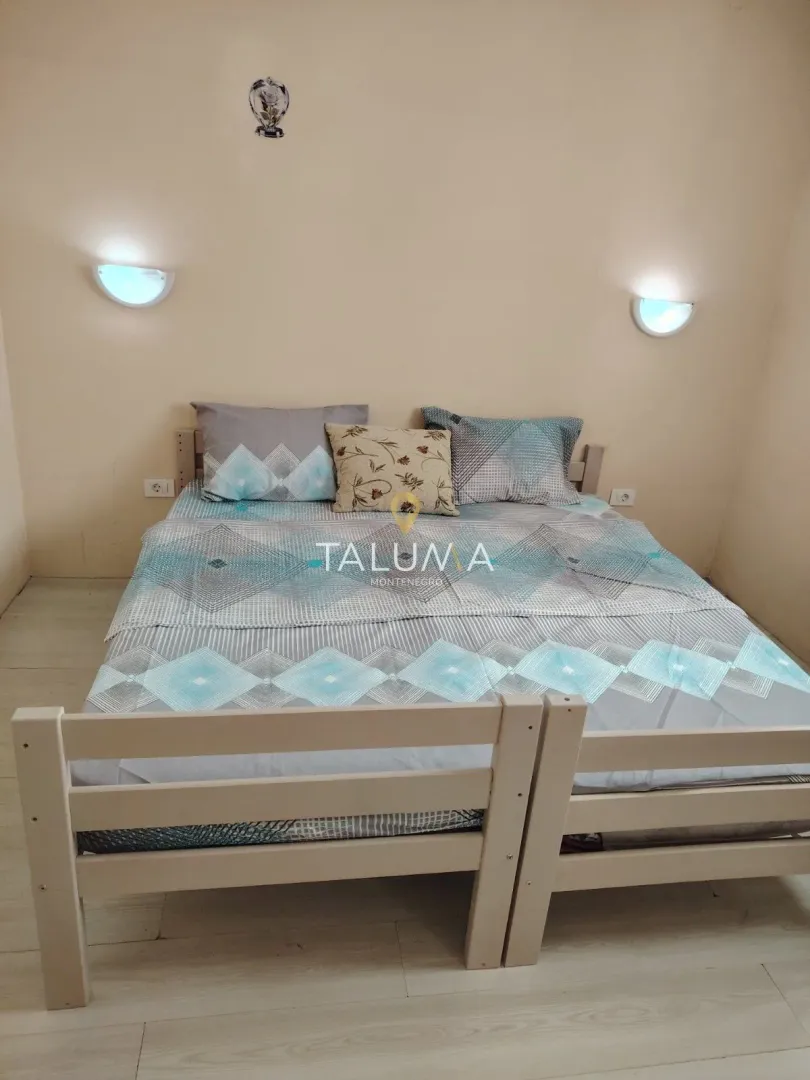 Furnished bedroom with a double bed and wall lamps.