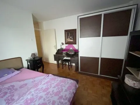 Nameštena spavaća soba sa bračnim krevetom, velikim ormanom i radnim stolom. - image 11