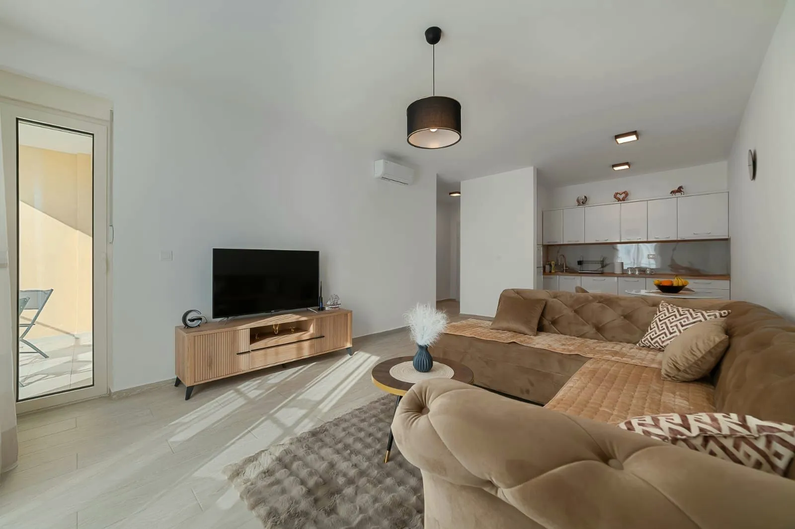 Izdavanje, jednosoban stan, 57m², Bečići, Budva