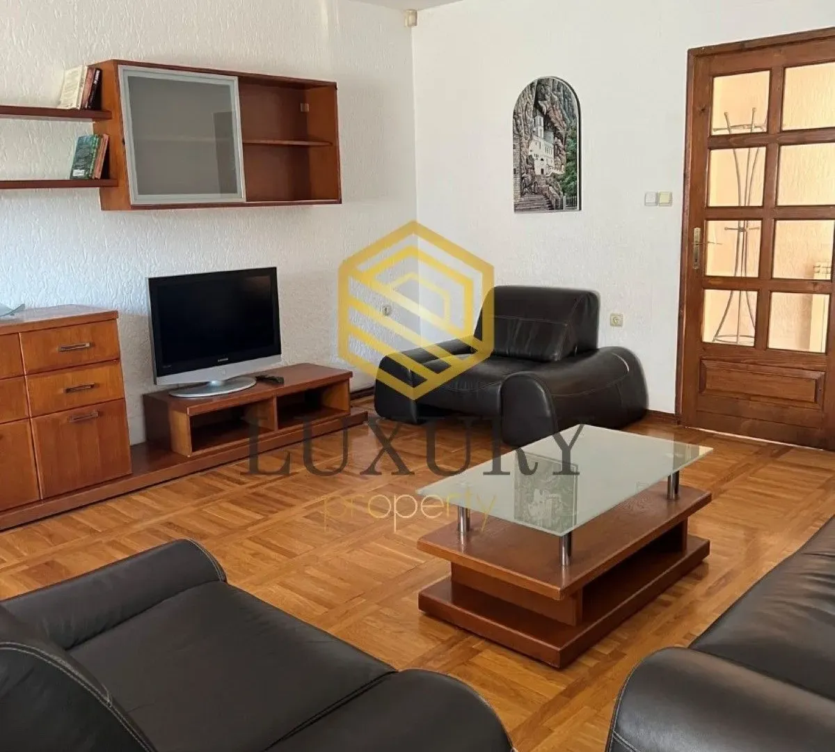 Izdavanje, kuća, 250m², Tološi, Podgorica