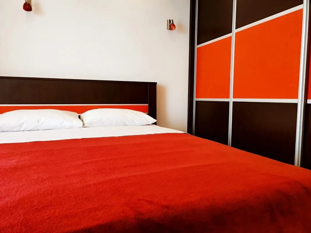 Izdavanje, dvosoban stan, 65m², Dobra Voda, Budva