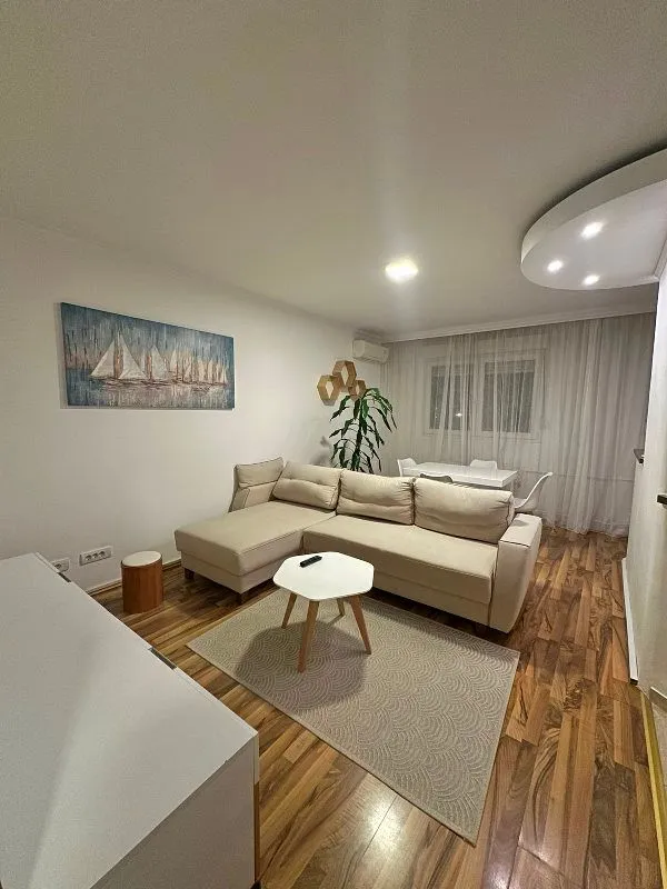 Izdavanje, dvosoban stan, 50m², Kanarevo Brdo, Beograd