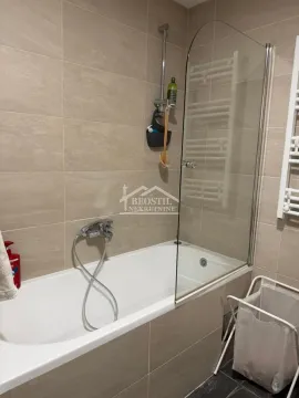 Kupatilo sa kadom obloženom pločicama i staklenom paravanom. - image 16