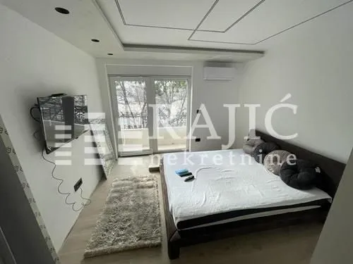 Modern bedroom with a double bed and access to the terrace.