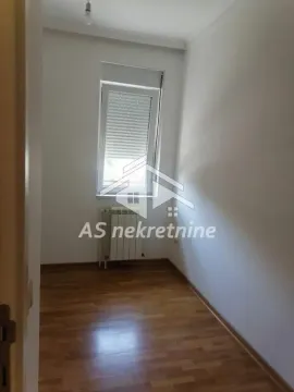 Prazna soba sa parketom i jednim prozorom. - image 19