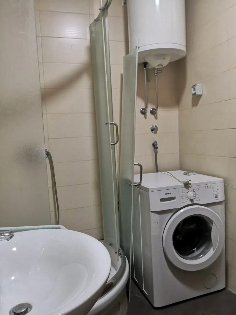 Kupatilo sa veš mašinom i bojlerom.