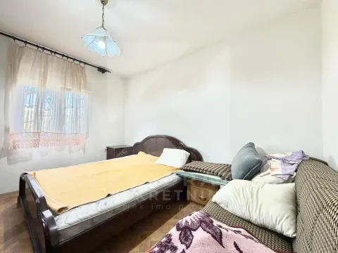 Namještena spavaća soba sa bračnim krevetom, prozorom i kaučem. - image 7