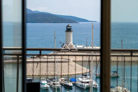 Pogled sa terase na marinu i svjetionik na obali. - image 9