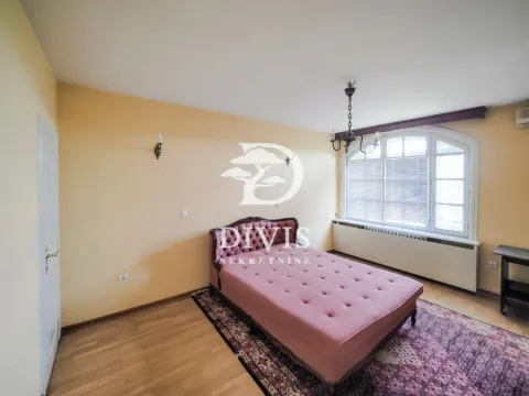Bedroom with a large bed and an arched window. - image 7