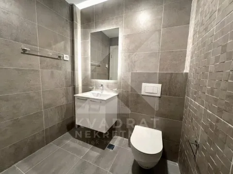 Moderne kupatilo obloženo sivim pločicama sa umivaonikom i wc šoljom. - image 13