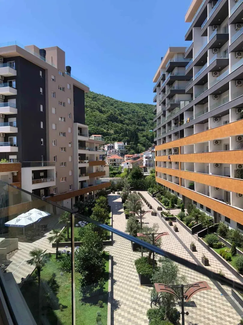 Pogled sa terase na dvorište i okolne stambene zgrade.
