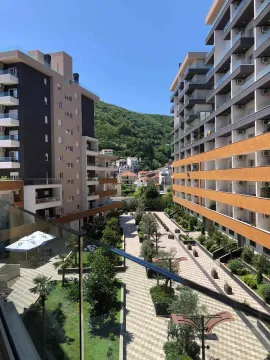Pogled sa terase na dvorište i okolne stambene zgrade. - image 15