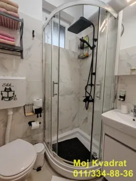 Kupatilo sa tuš kabinom, umivaonikom i wc šoljom. - image 4