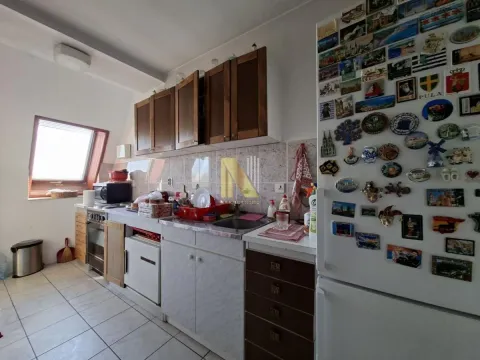Kuhinja sa drvenim elementima i frižiderom prekrivenim magnetima. - image 4