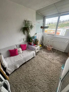 Zastakljena terasa sa kaučem, tepihom i stalkom za sušenje veša. - image 17