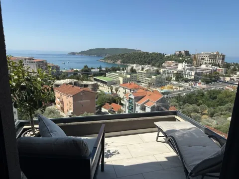 Namještena terasa sa ležaljkama i pogledom na grad i more. - image 7