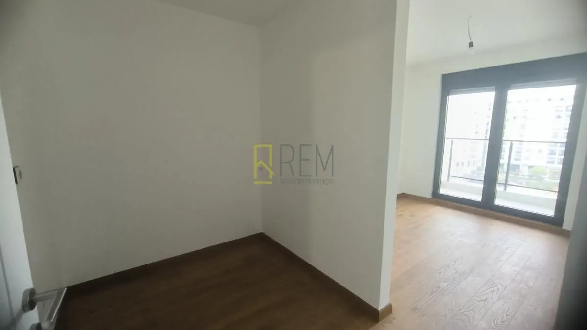 Prodaja, trosoban stan, 110m², Tološka šuma, Podgorica