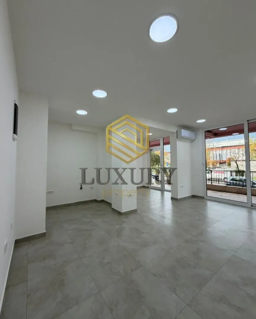 Izdavanje, poslovni prostor, 57m², 1 maj, Podgorica