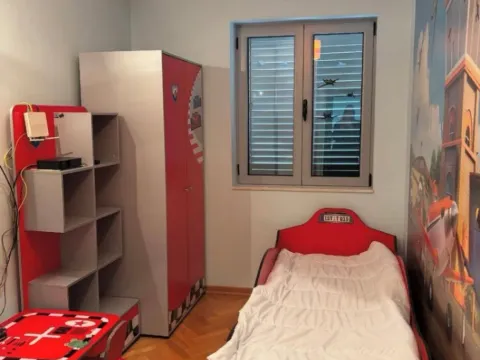 Izdavanje, trosoban stan, 95m², Dobrota, Kotor - image 11