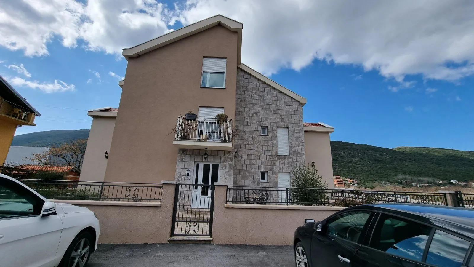 Izdavanje, jednosoban stan, 37m², Lastva Grbaljska, Kotor
