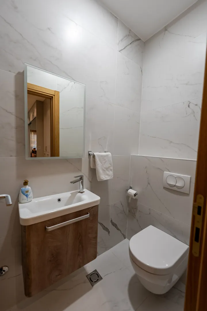 Modernly equipped bathroom with a washbasin and a wall-mounted toilet.