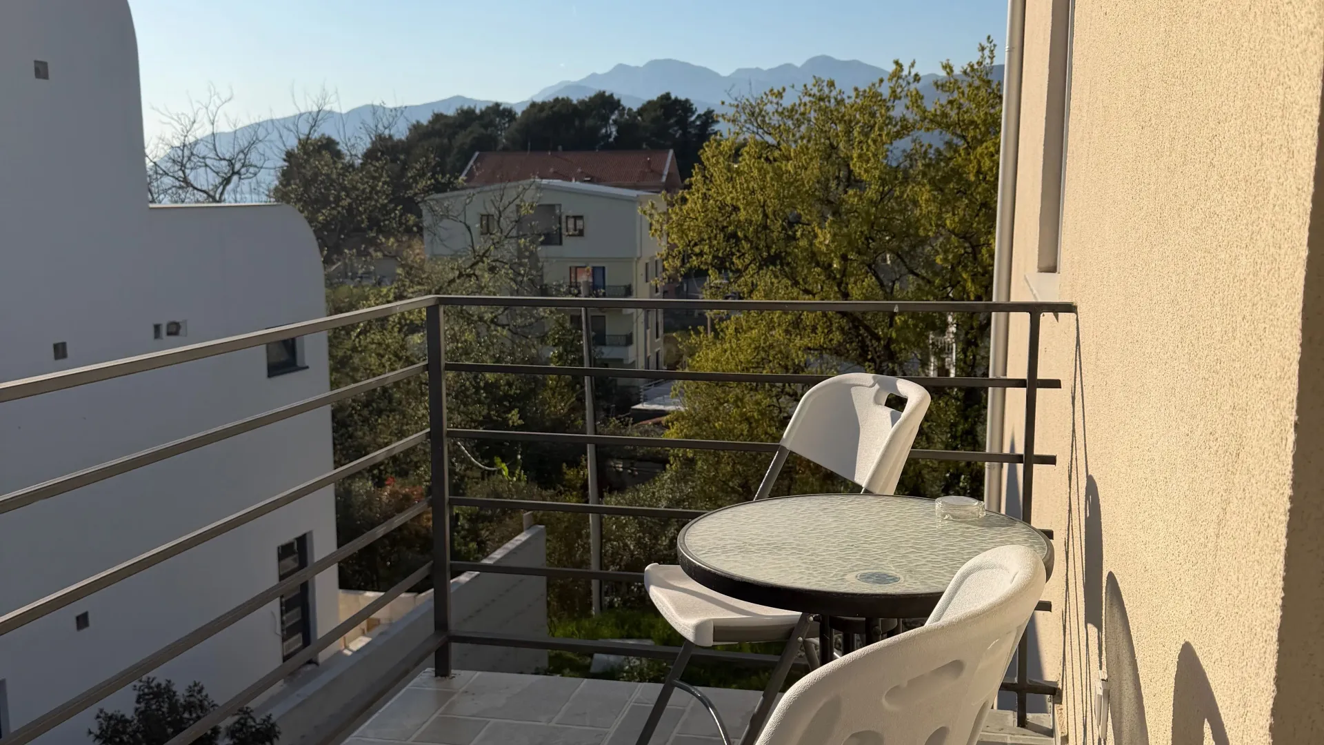 Izdavanje, dvosoban stan, 66m², Bonići, Tivat
