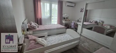 Dečja spavaća soba sa dva kreveta i velikim garderoberom. - image 10