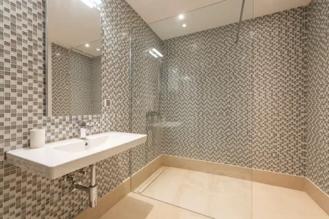 Moderne kupatilo sa umivaonikom, ogledalom i tuš kabinom sa staklenom pregradom. - image 22